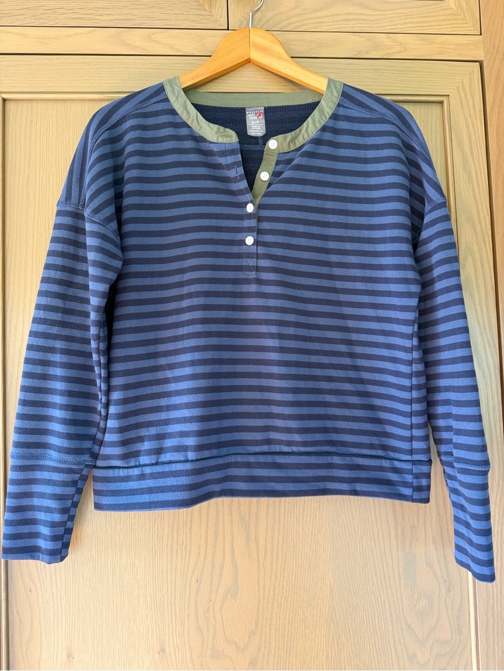 Mountain Hardwear Navy and Olive Striped Henley Pullover Top / small